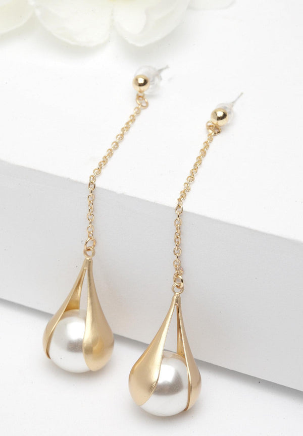 Pendientes colgantes bañados en oro con perlas