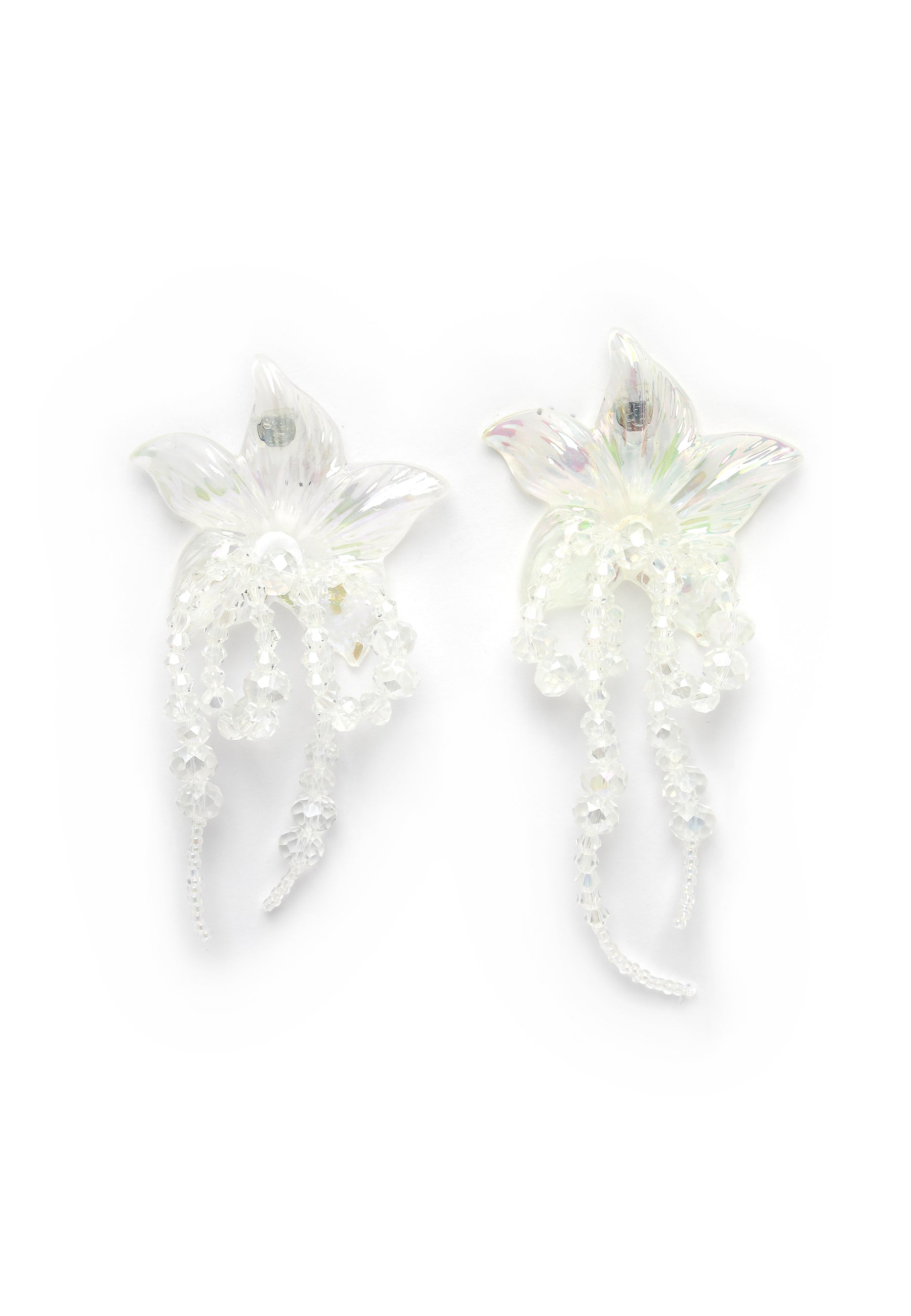 Pendientes colgantes con flores blancas