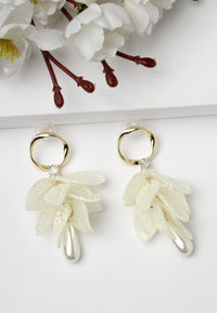 Cascading White Leaf Dangle Øreringe