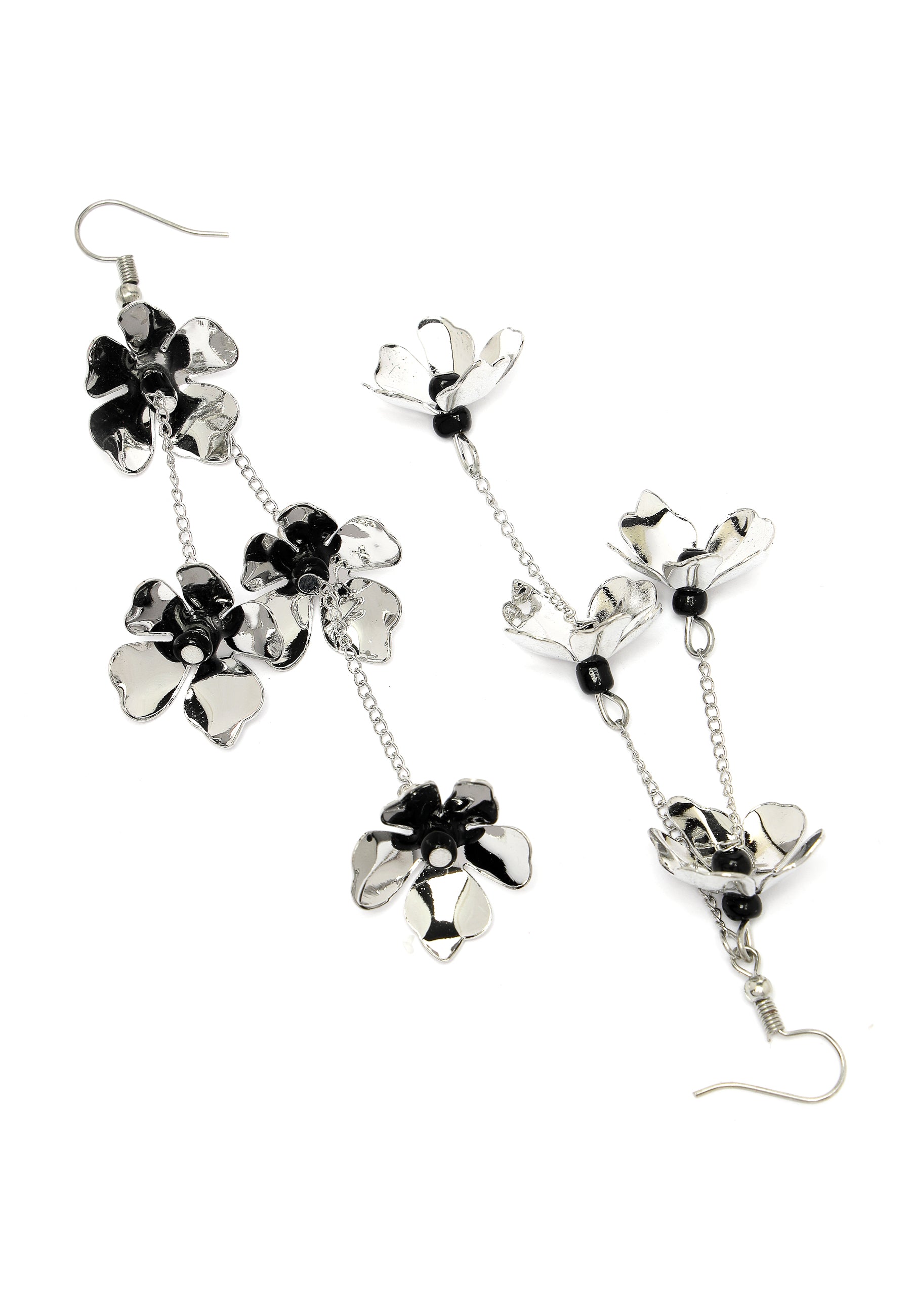 Pendientes colgantes florales de color plateado brillante