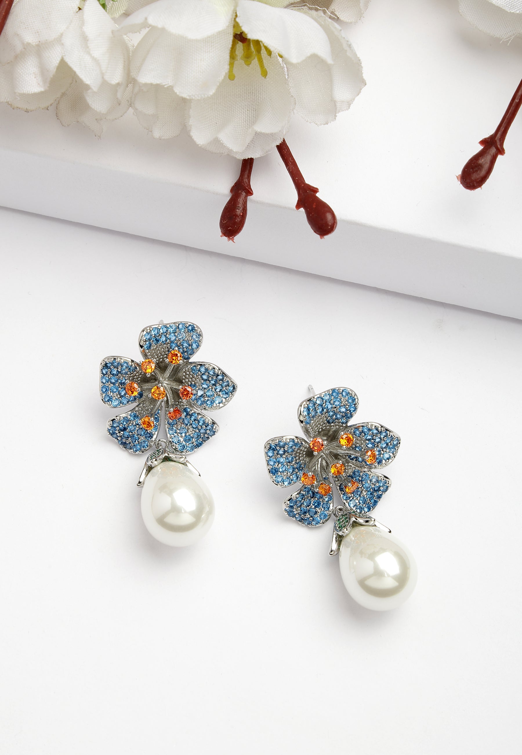 Pendientes colgantes con flores de circonita