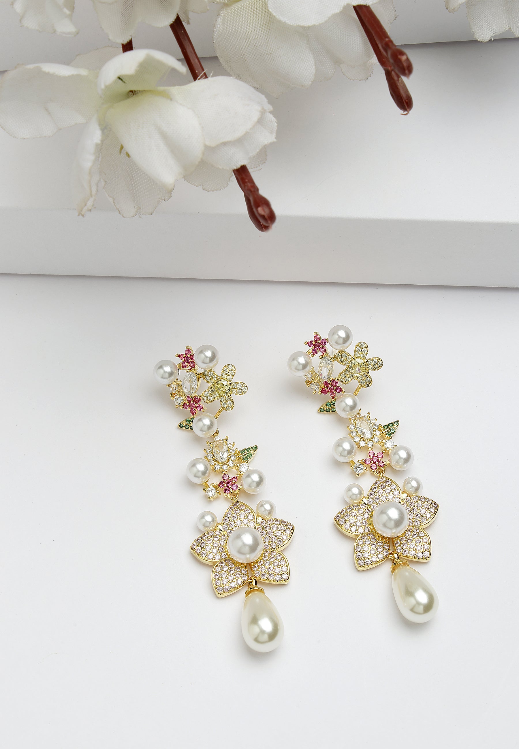 Boucles d'oreilles pendantes florales en zircone