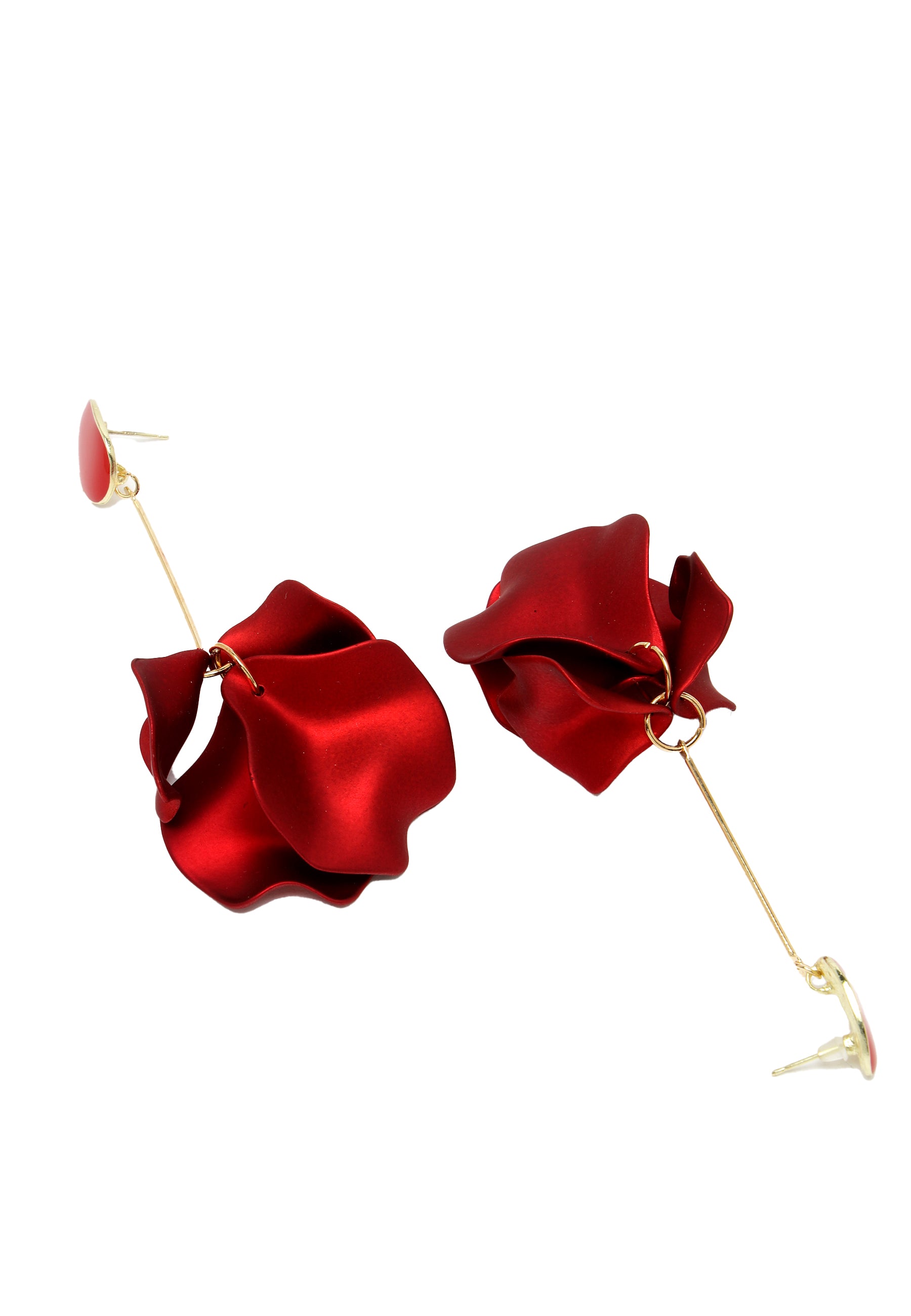Kolczyki zwisające z płatkami czerwonej róży