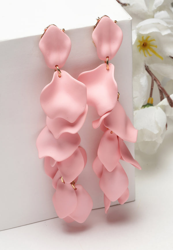 Boucles d'oreilles pendantes en forme de pétale de rose rose clair.