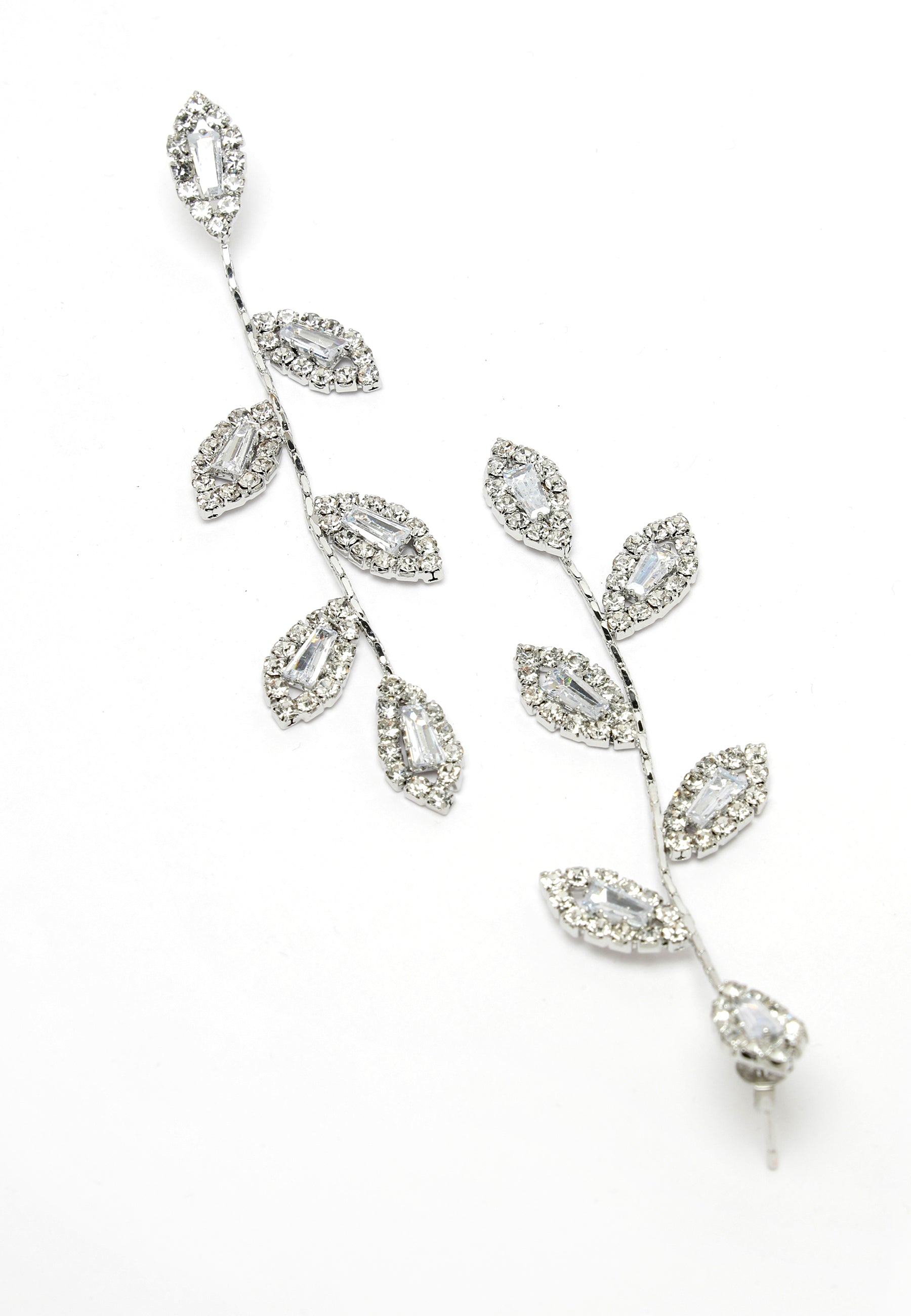 Kolczyki w kolorze srebrnym z kryształowymi liśćmi