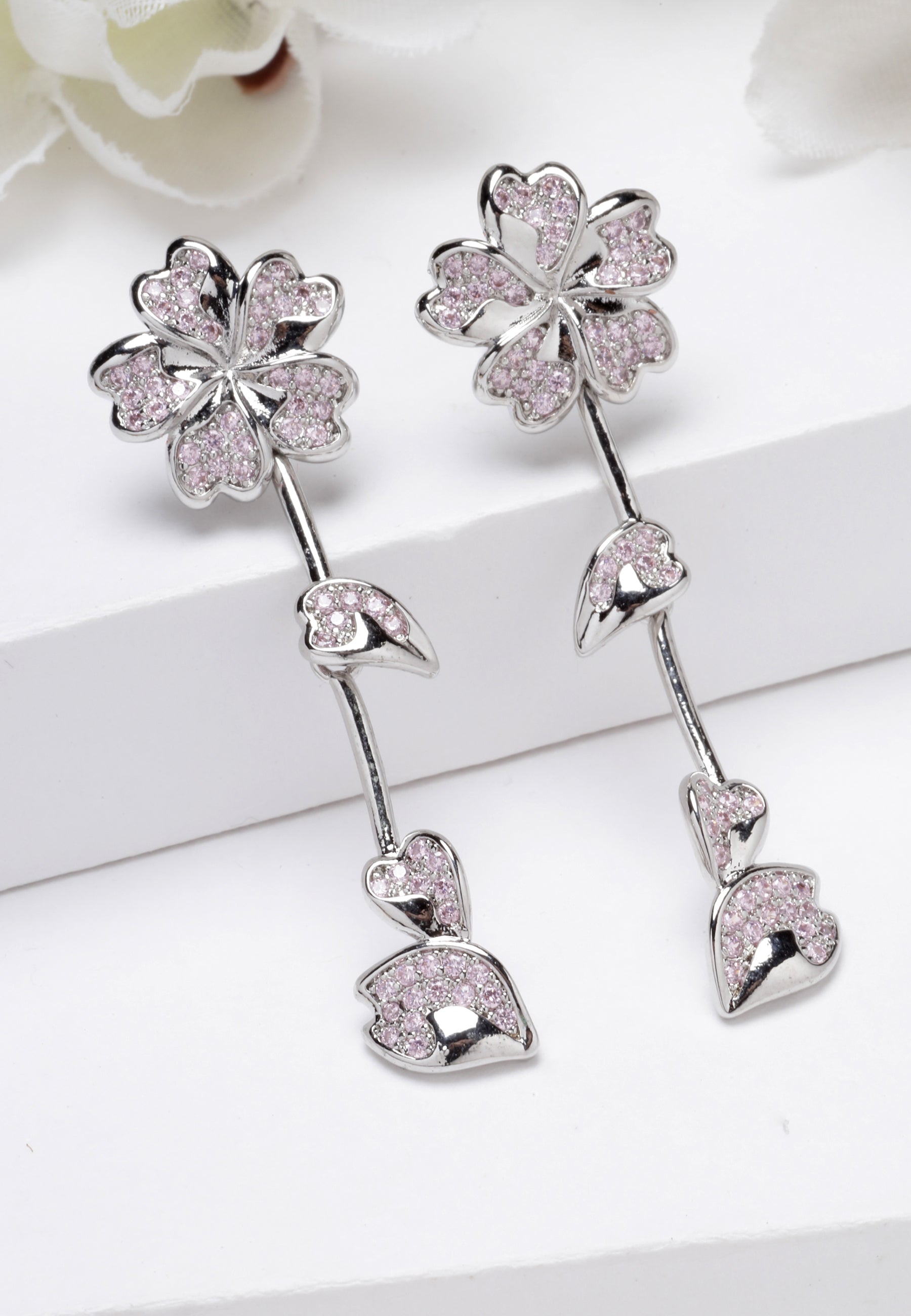 Boucles d'oreilles pendantes florales argentées emblématiques
