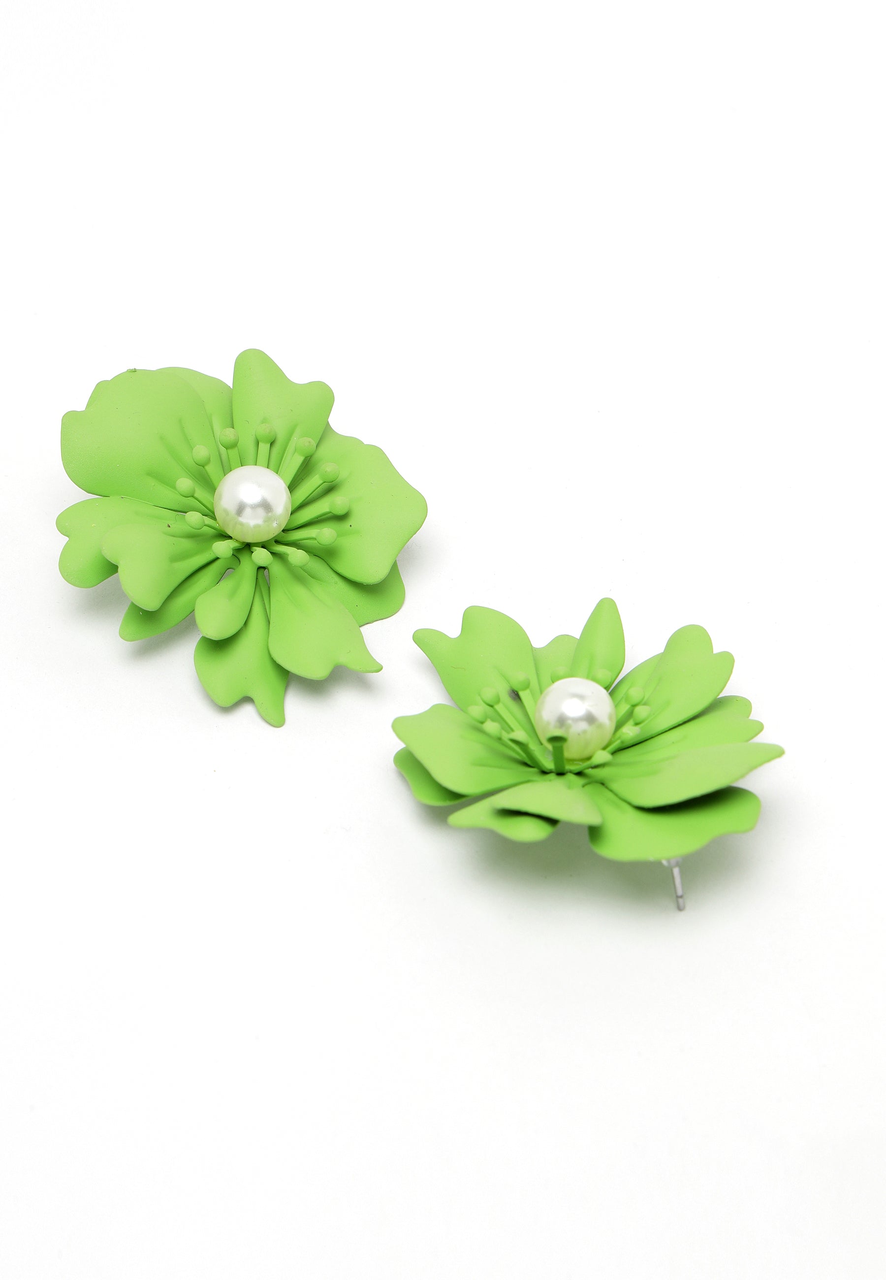 Orecchini a bottone con perle floreali in verde matcha