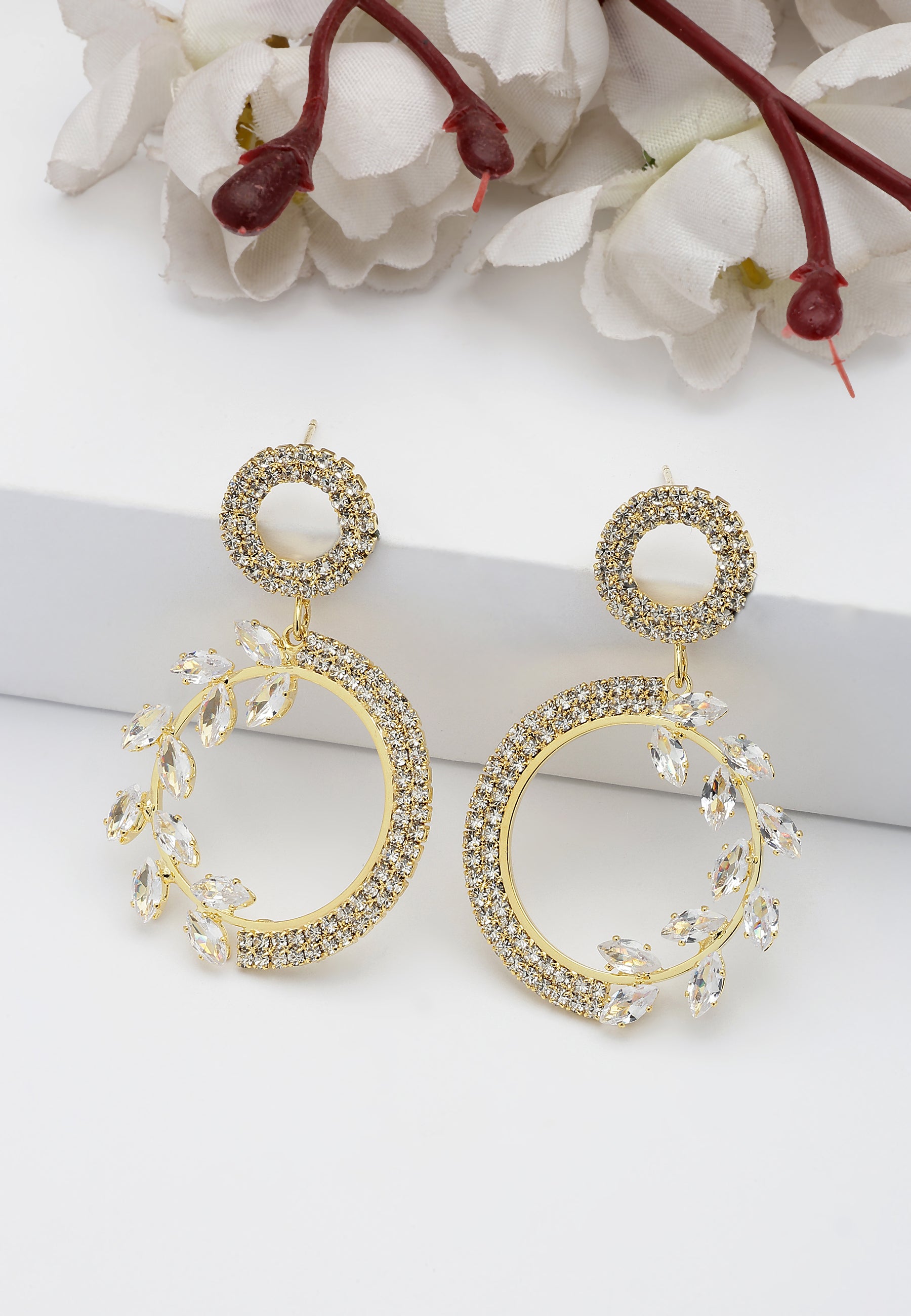 Boucles d'oreilles élégantes avec accents floraux