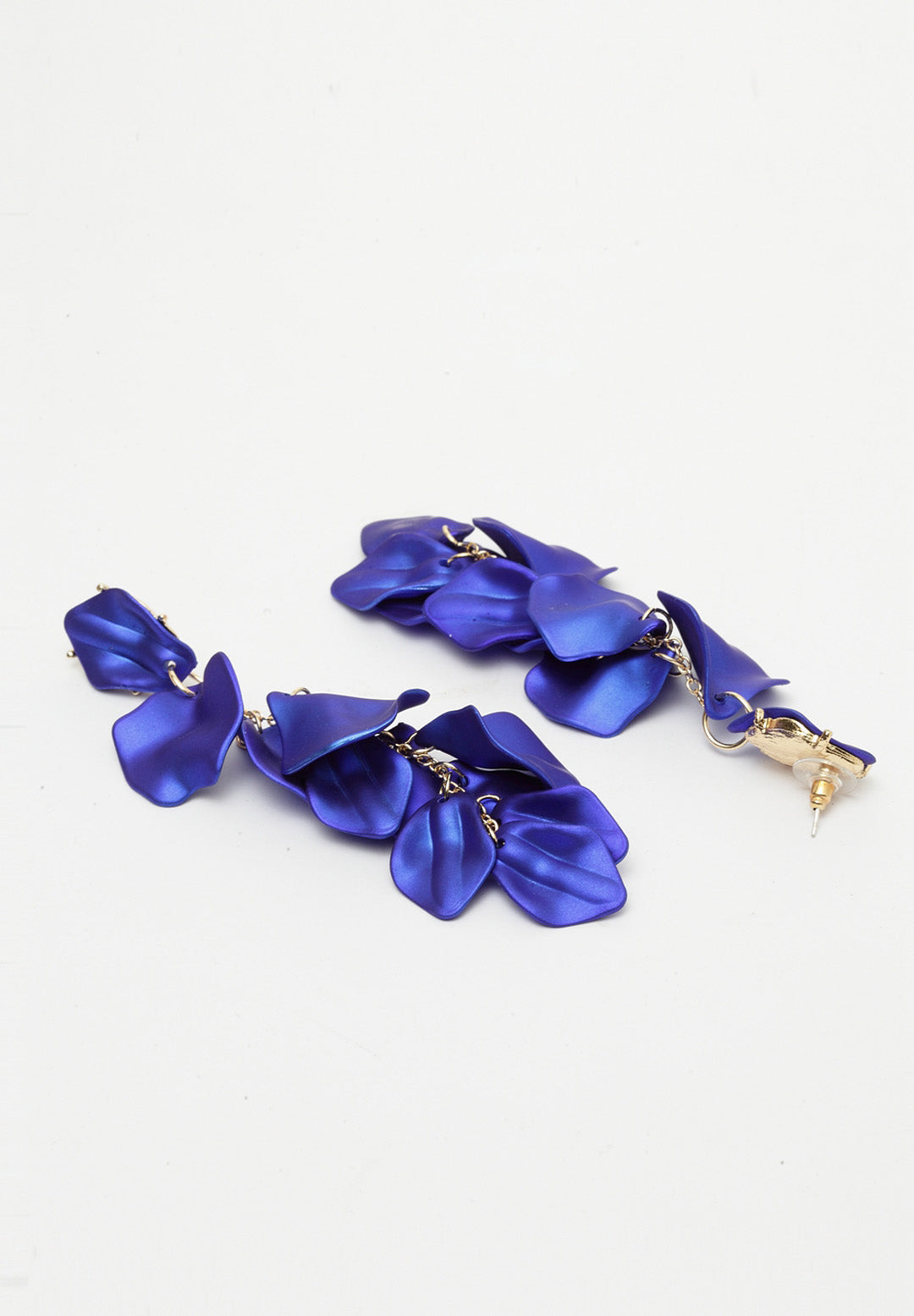 Luxuriöse lange Statement-Ohrringe mit Rosenblättern