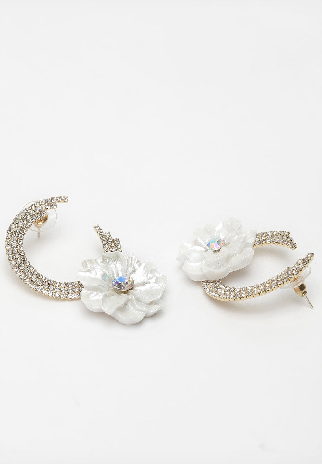 Kolczyki sztyfty z białymi kwiatami i kryształkami