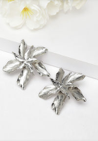 Metallic silver blommiga örhängen